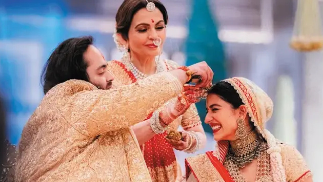  Anant Ambani: An Inside Look at Radhika Merchant's Life 